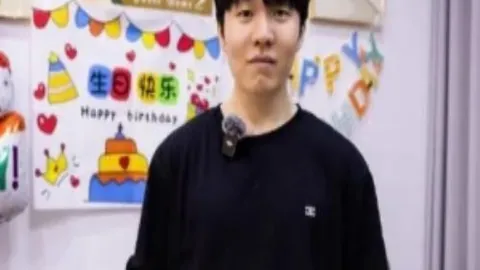 马丁顶膝击中塔利亚菲科头部，幸免于重伤！